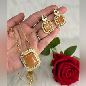 Gorgeous Gold Chain With Champagne Gold Mona Lisa Stone Pendant And Earrings Set